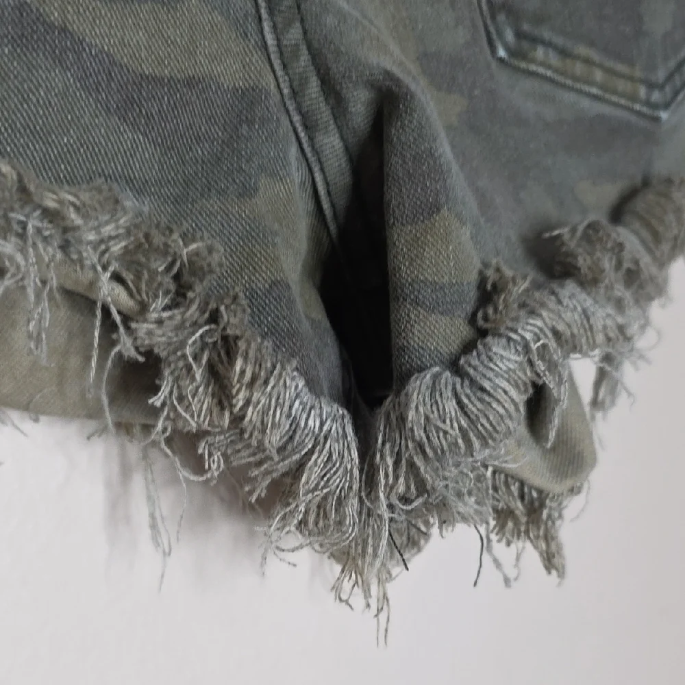 Free People We The Free Commander Camo Denim High Rise Raw Hem Shorts Size 25 - Picture 8 of 13